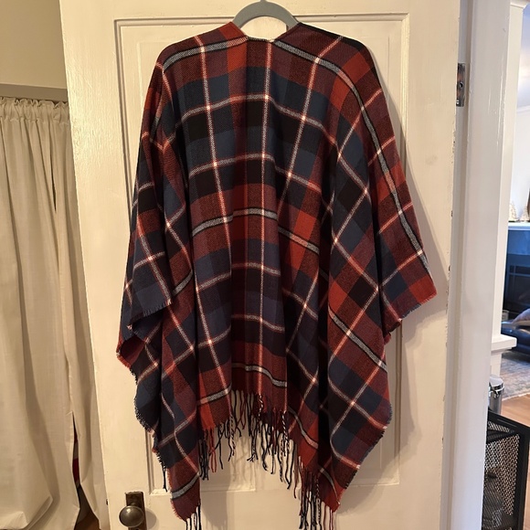 Women's soft navy blue & burnt orange/red plaid shawl cape w/ fringe (one size) - Picture 2 of 7